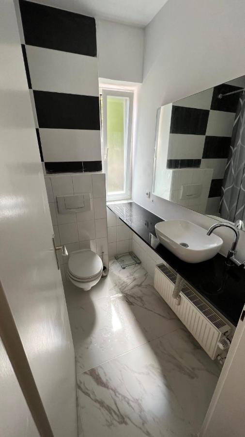 Cozy And Modern 1 Bedroom 3 Room Apartment Висбаден Екстериор снимка